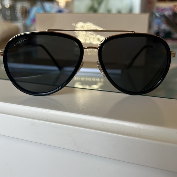 Burberry black gold Aviator polarized sunglasses - Picture 4 of 4